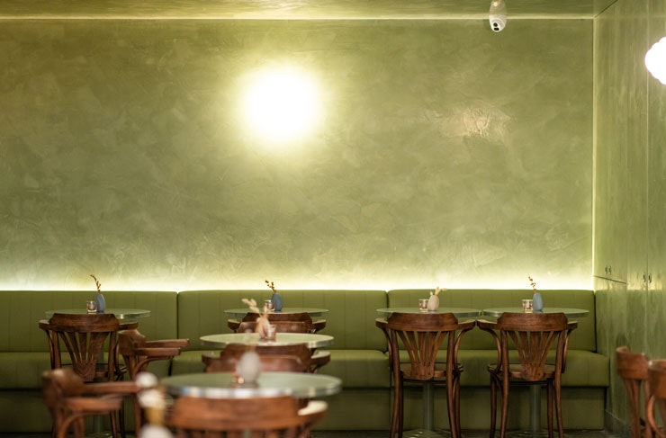 Tables and booths at Sammy Junior.